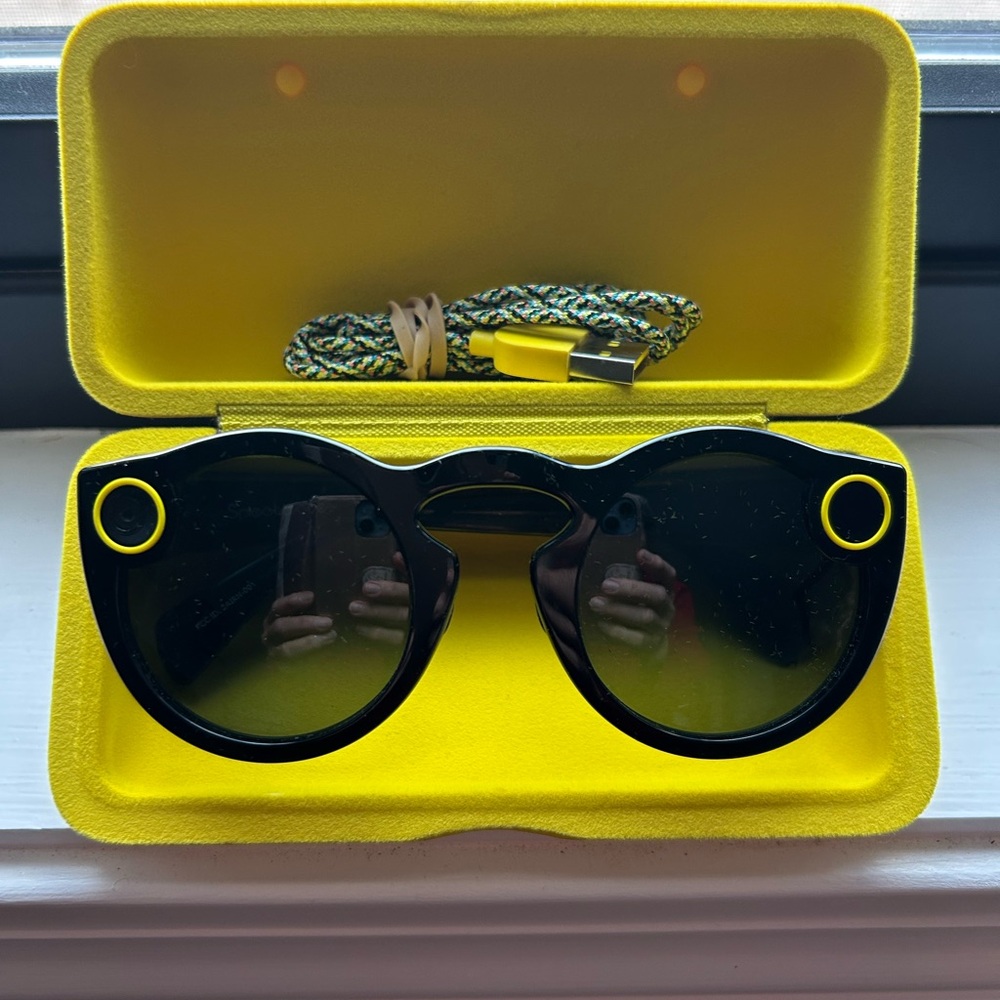 Snapchat Gen 1 Spectacles Black with Yellow Case and Charger